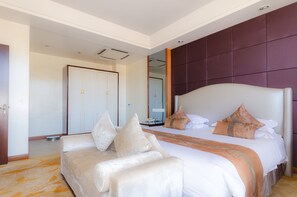 Premium bedding, in-room safe, desk, blackout drapes - Nanjing Hotel (Kampala)