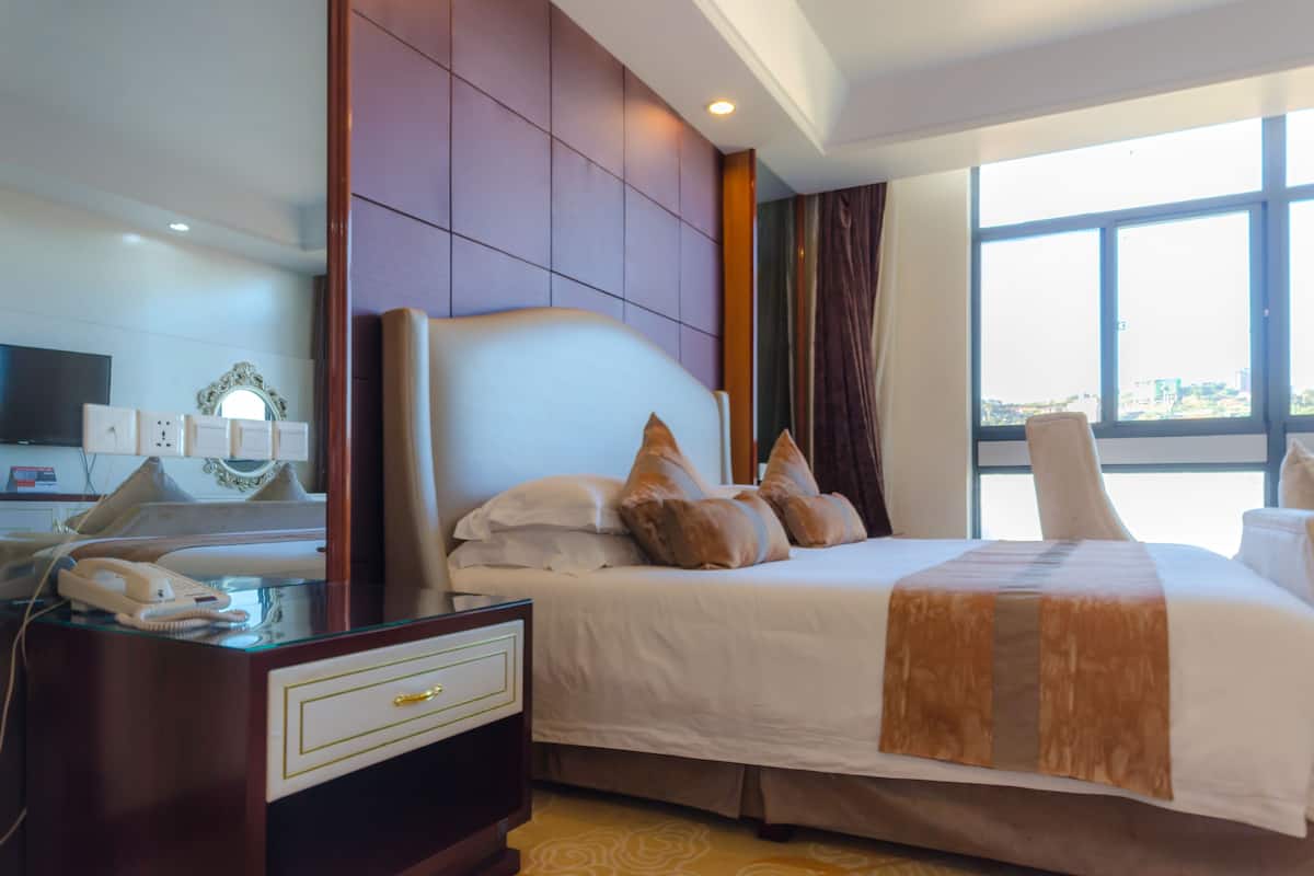 Habitación doble Deluxe | Ropa de cama de alta calidad y caja de seguridad en la habitación