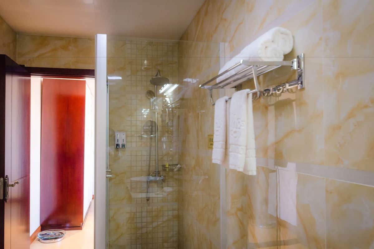 Regadera, regadera tipo lluvia, amenidades de baño gratuitas