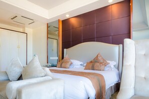 高級寝具、セーフティボックス (室内)、デスク、遮光カーテン