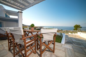 Terrace/patio - Almyra Guesthouses (Skiros)