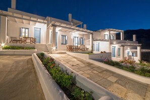 Front of property – evening/night - Almyra Guesthouses (Skiros)