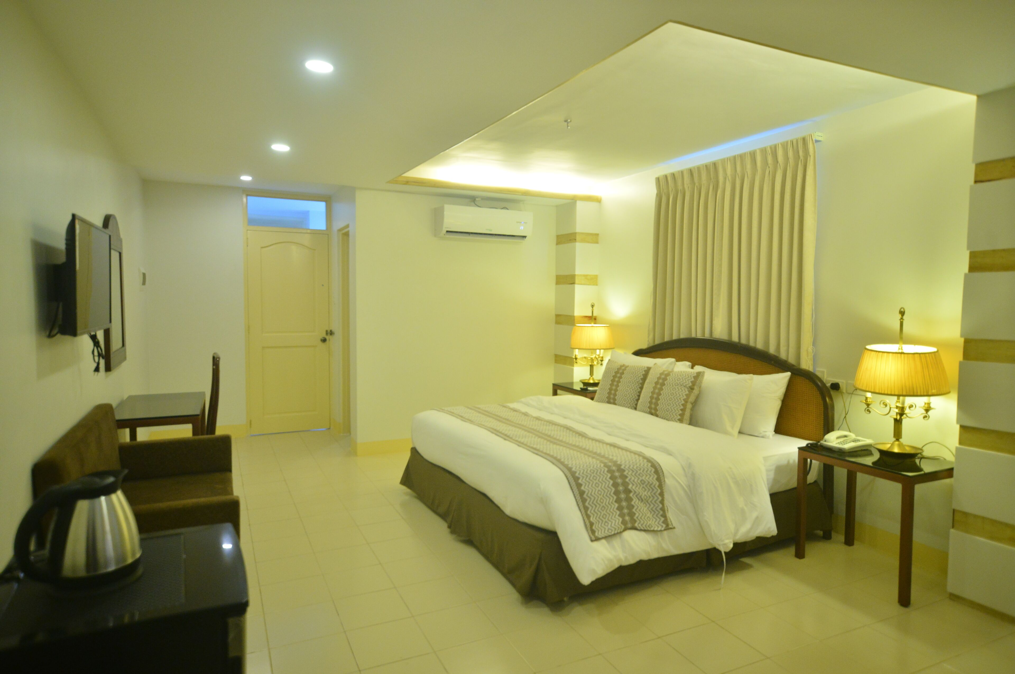 Premier Room, Balcony | Desk, soundproofing, iron/ironing board, bed sheets