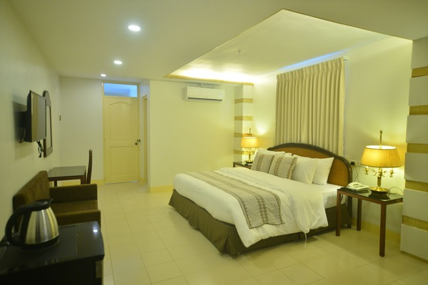 Premier Room, Balcony | Desk, soundproofing, iron/ironing board, bed sheets