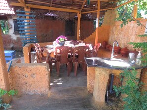 Outdoor dining - Thisara Guest Hotel Rooms (Kataragama)