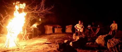 Habitación doble estándar, varias camas, para fumadores, vista al jardín | Instalaciones de cocina compartida | Refrigerador, microondas, lavavajillas y tetera eléctrica