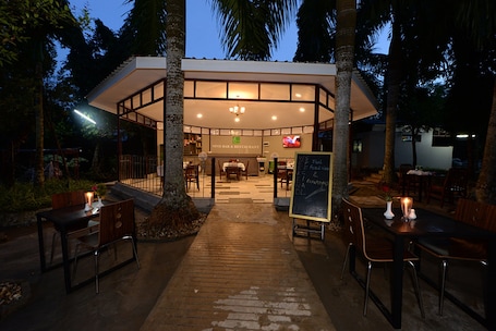 Exterior. Min Nandar Garden Hotel