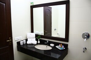 Deluxe Suite, Mountainside | Bathroom