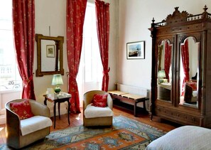 Tomannsrom – deluxe | Safe på rommet, skrivebord, lydisolert og wi-fi (inkludert)