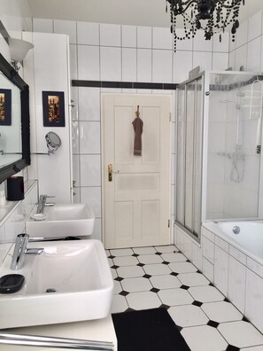 Luxury Apartment (excl. Cleaning Fee 60 EUR) | Bathroom | Shower, hydromassage showerhead, free toiletries, hair dryer - Lovely Apartment in Baden-Baden (Baden-Baden)