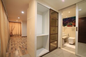 Un baño moderno con cabina de ducha de vidrio, inodoro y lavamanos.