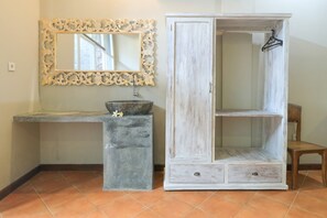 Suite, baignoire, vue piscine
