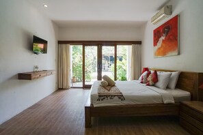 Deluxe-Zimmer, Poolblick | Schreibtisch, Verdunkelungsvorhänge, kostenloses WLAN, Bettwäsche