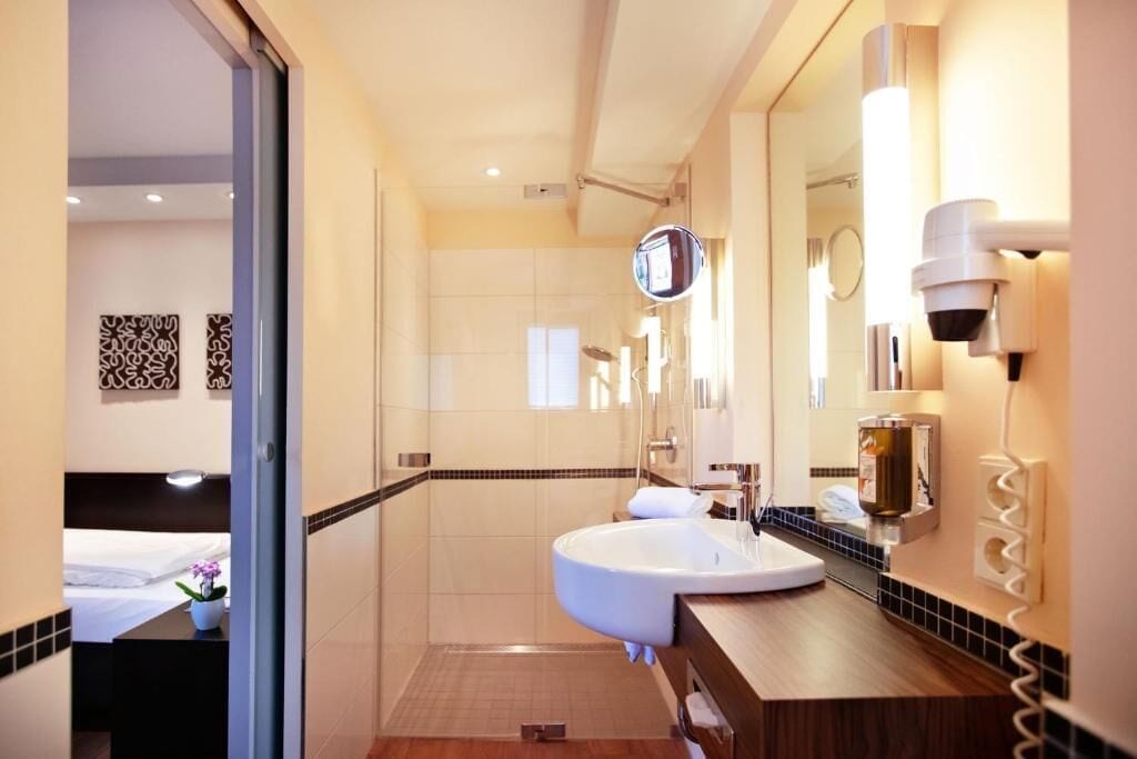 economy single room, 1 single bed, non smoking | bathroom | hair dryer, towels, soap, shampoo