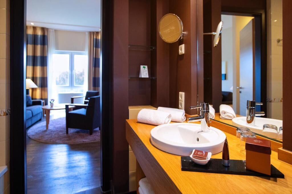 junior suite, 1 double bed with sofa bed | bathroom | hair dryer, towels, soap, shampoo