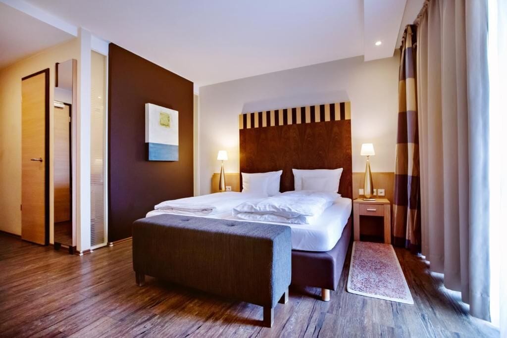 comfort double room, non smoking | hypo-allergenic bedding, in-room safe, desk, laptop workspace