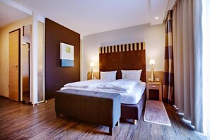 Comfort Double Room, Non Smoking | Hypo-allergenic bedding, in-room safe, desk, laptop workspace