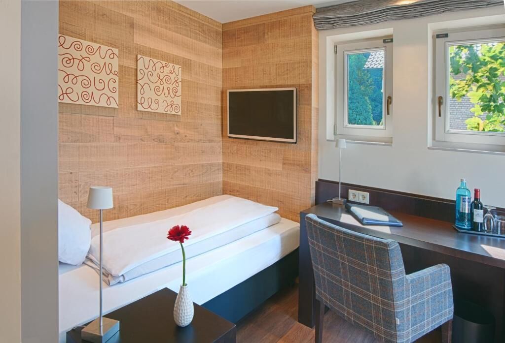 economy single room, 1 single bed, non smoking | hypo-allergenic bedding, in-room safe, desk, laptop workspace