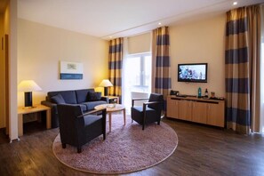 Junior Suite, 1 Double Bed with Sofa bed | Living area | 32-inch flat-screen TV with cable channels, TV
