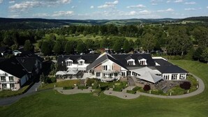 A large, modern house with a spacious front yard and multiple entry points. - Gut Heckenhof Hotel & Golfresort (Eitorf)