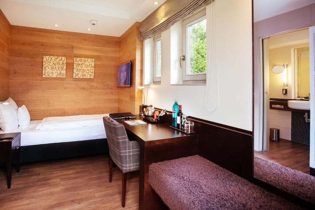 economy single room, 1 single bed, non smoking | hypo-allergenic bedding, in-room safe, desk, laptop workspace