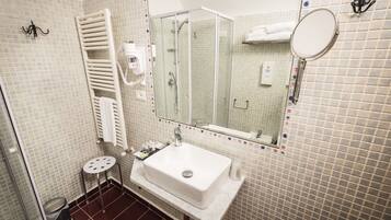 Doccia, set di cortesia gratuito, asciugacapelli, bidet