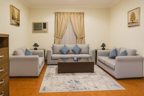 Apartamento Deluxe, 2 habitaciones | Espacio para trabajar con un portátil y cortinas opacas