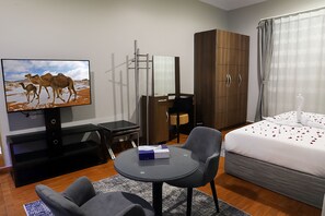 Suite Deluxe, 1 très grand lit | Coin séjour | Télévision à écran plat