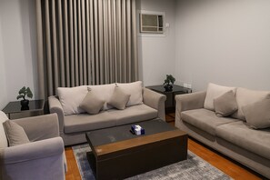 Apartamento Deluxe, 3 habitaciones | Espacio para trabajar con un portátil y cortinas opacas