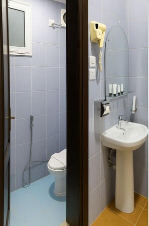Ein Badezimmer mit Toilette, Waschbecken und Dusche.