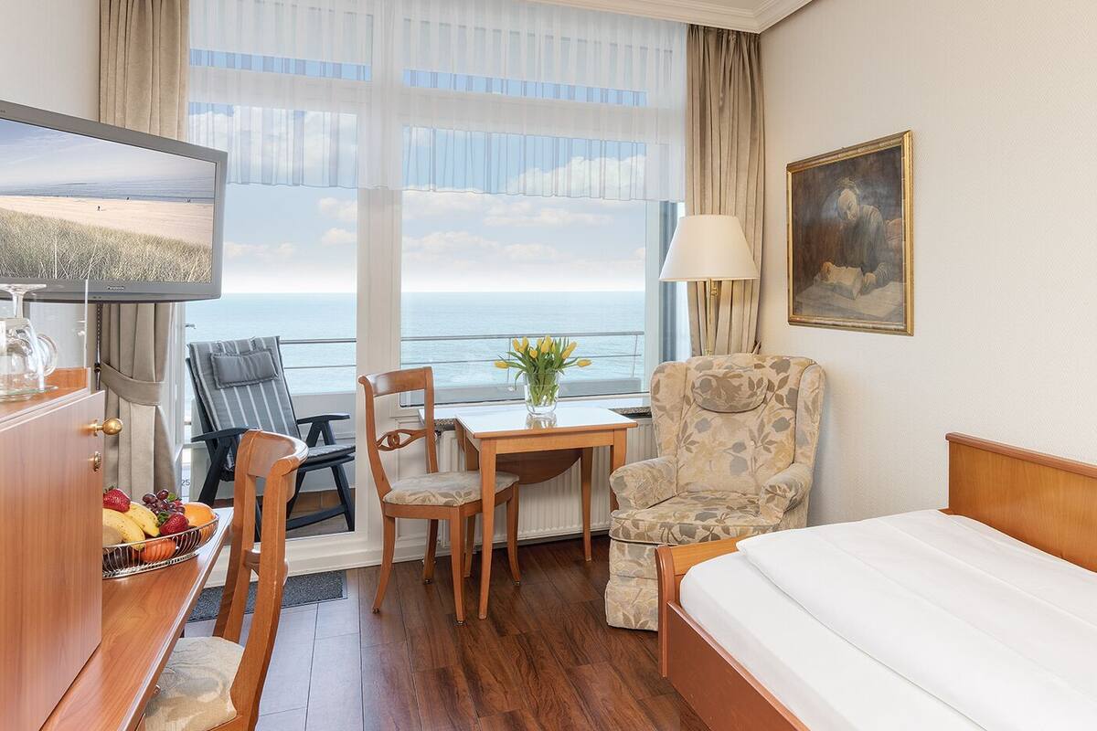 Kamar Single, balkon, pemandangan laut | Seprai premium, minibar, brankas, dan meja kerja