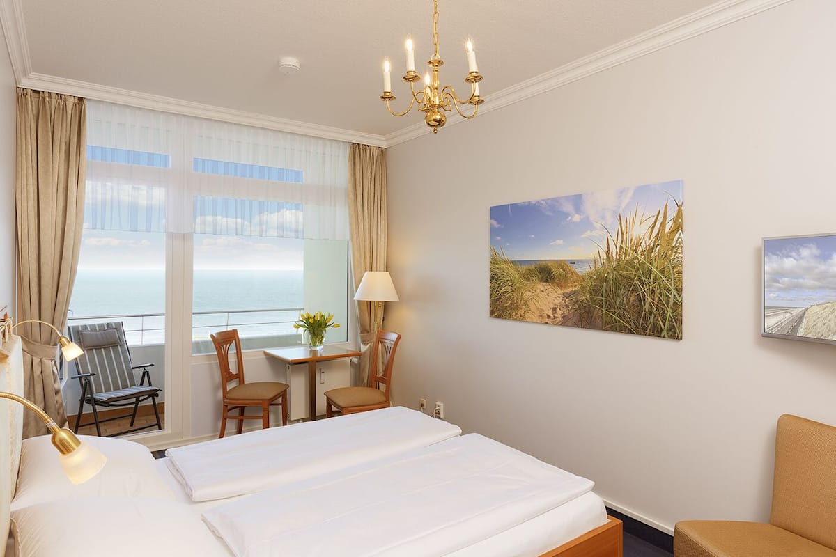Phòng đôi, quang cảnh biển | Bộ đồ giường cao cấp, minibar, két bảo mật tại phòng, bàn