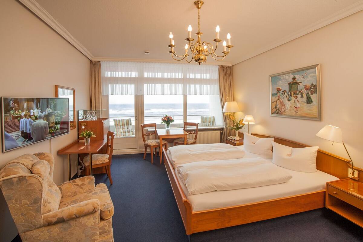 Seprai premium, minibar, brankas, dan meja kerja