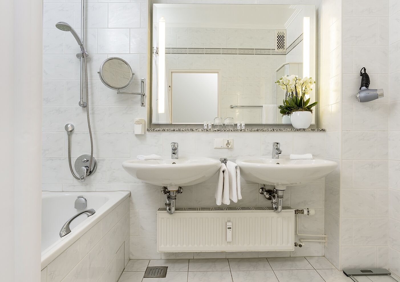 Amenidades de baño gratuitas, secadora de cabello, batas, pantuflas 