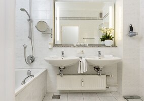 Artículos de tocador gratuitos, secador de pelo, batas, pantuflas