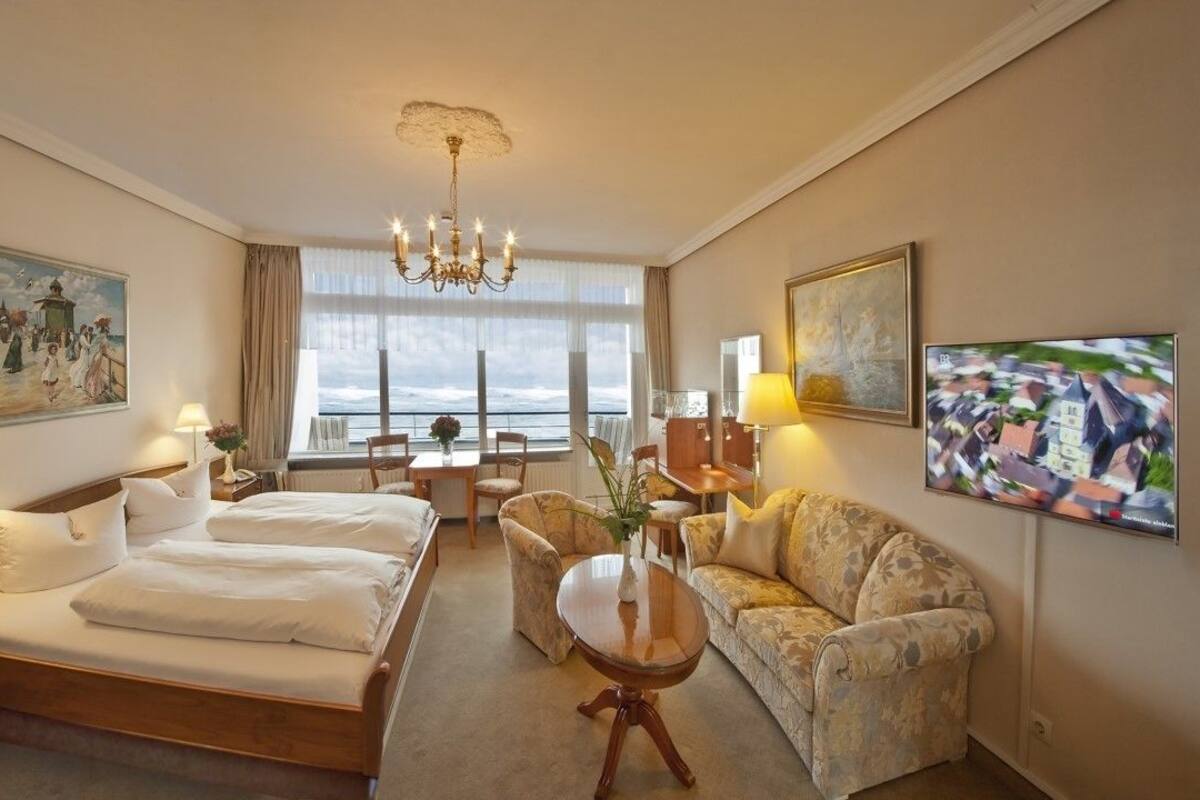 Kamar Double Grand, balkon, pemandangan laut | Seprai premium, minibar, brankas, dan meja kerja