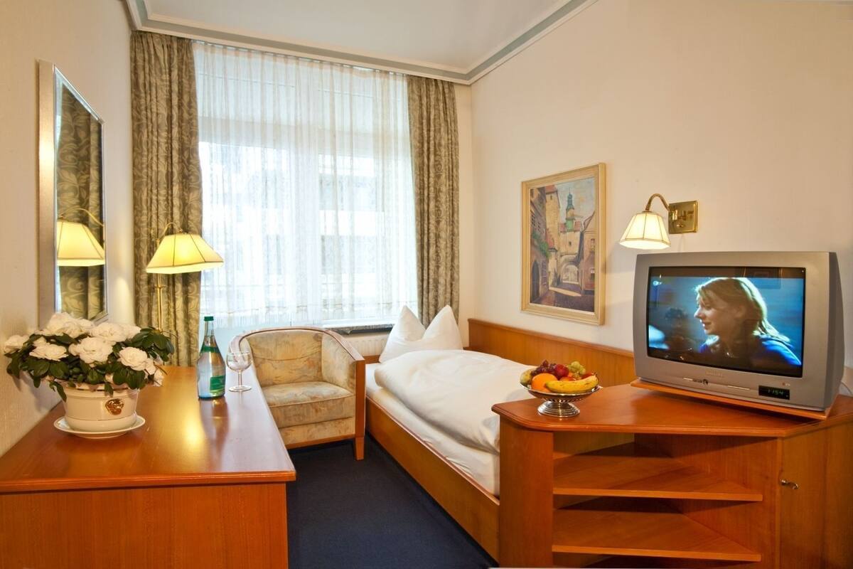 Seprai premium, minibar, brankas, dan meja kerja