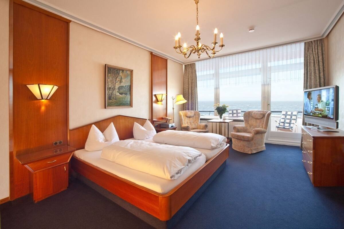 Seprai premium, minibar, brankas, dan meja kerja