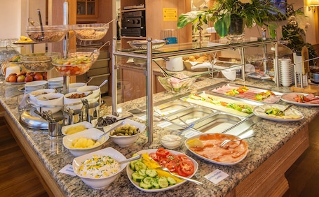 Desayuno bufé gratuito y diario. Strandhotel Monbijou