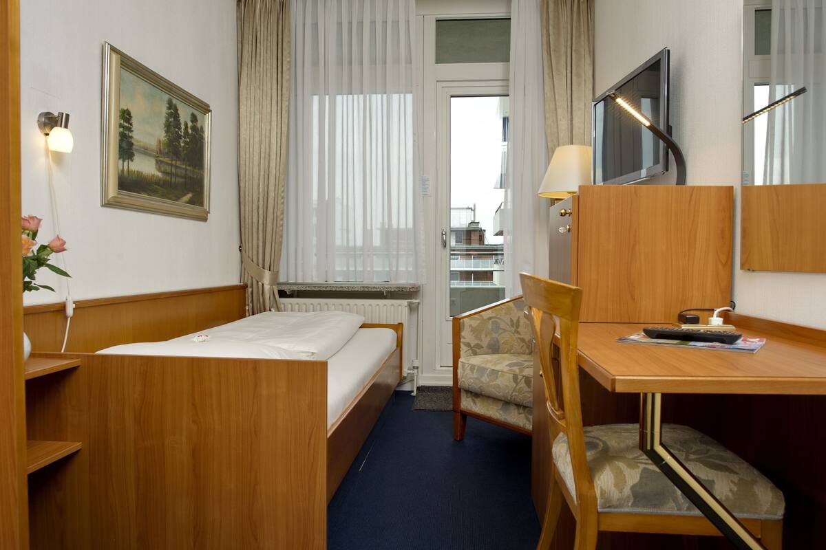 Kamar Single Basic, balkon | Seprai premium, minibar, brankas, dan meja kerja