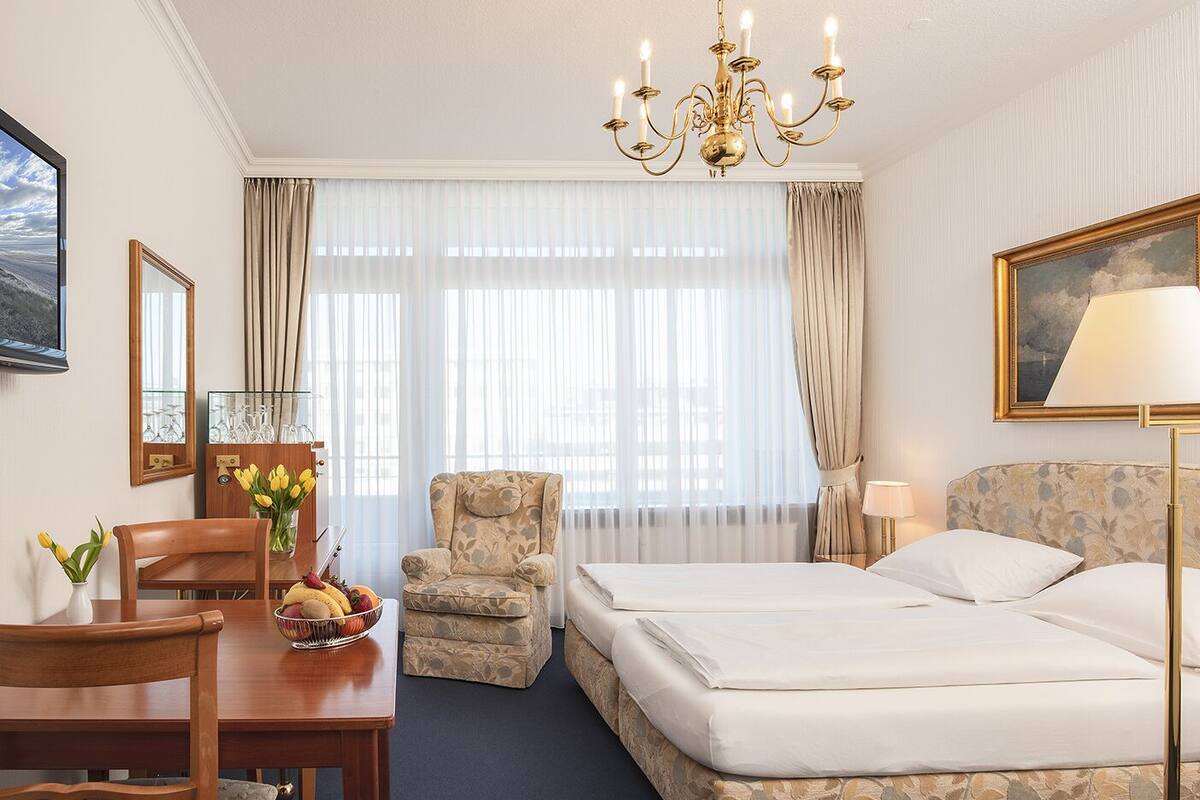 Kamar Double, balkon | Seprai premium, minibar, brankas, dan meja kerja