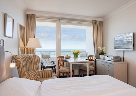 Ropa de cama de alta calidad, minibar, caja fuerte y escritorio. Strandhotel Monbijou
