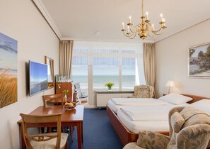 Double Room, Sea View | Premium bedding, minibar, in-room safe, desk - Strandhotel Monbijou (Sylt)
