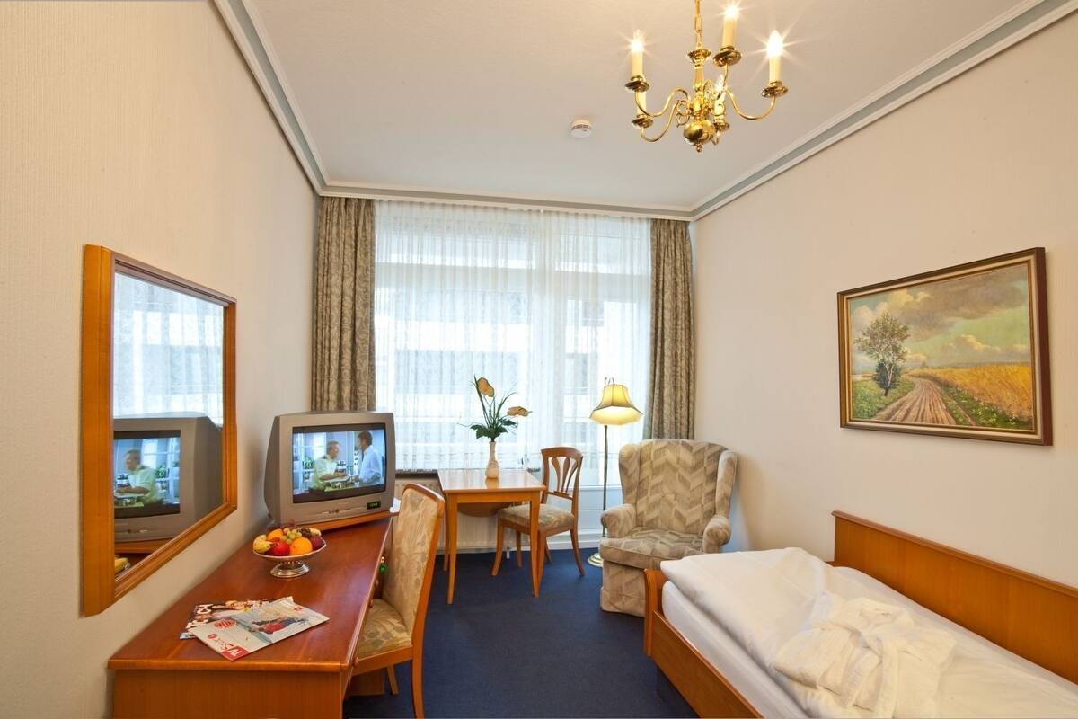 Seprai premium, minibar, brankas, dan meja kerja