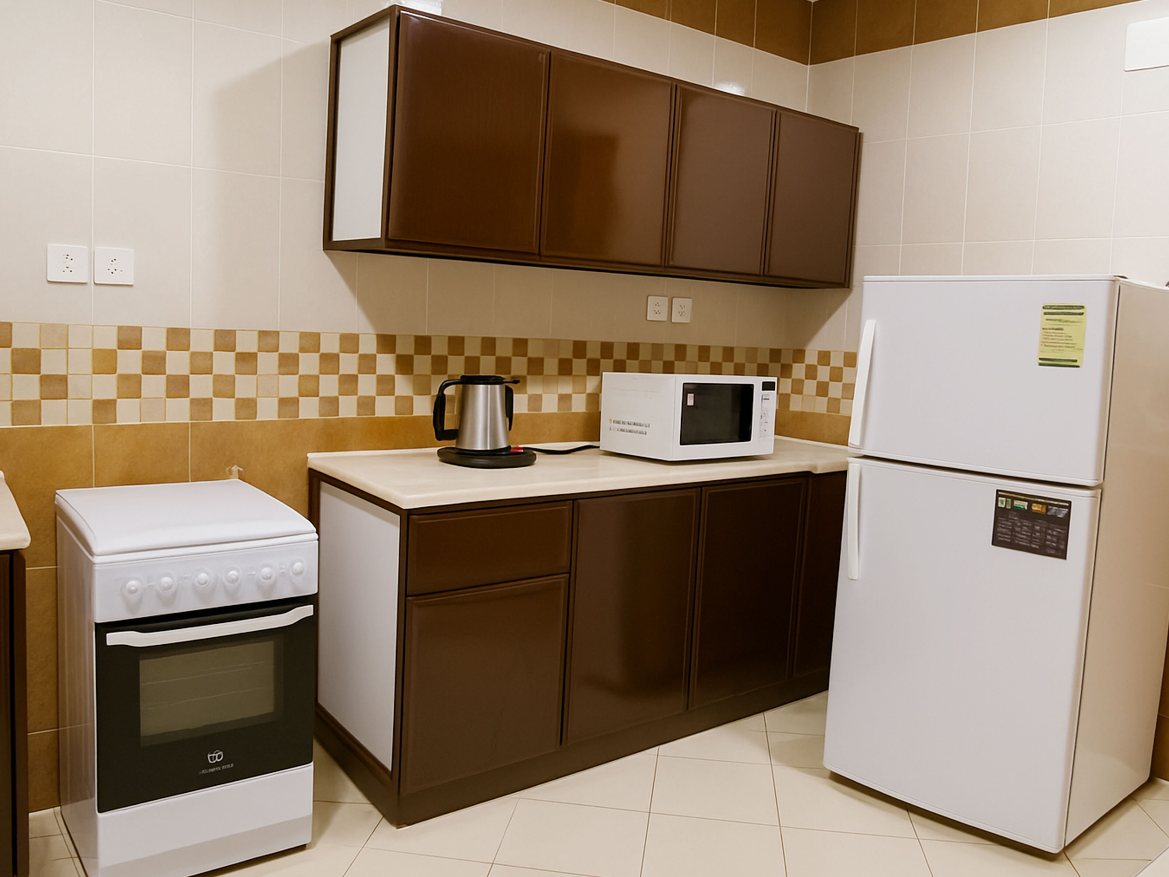 Kylskåp, mikrovågsugn (vid begäran), ugn och spishäll