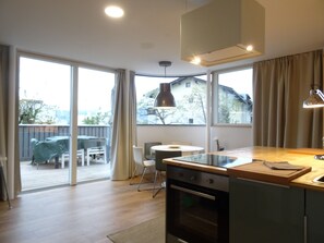 Refrigerador con freezer, microondas, horno, placa de cocina