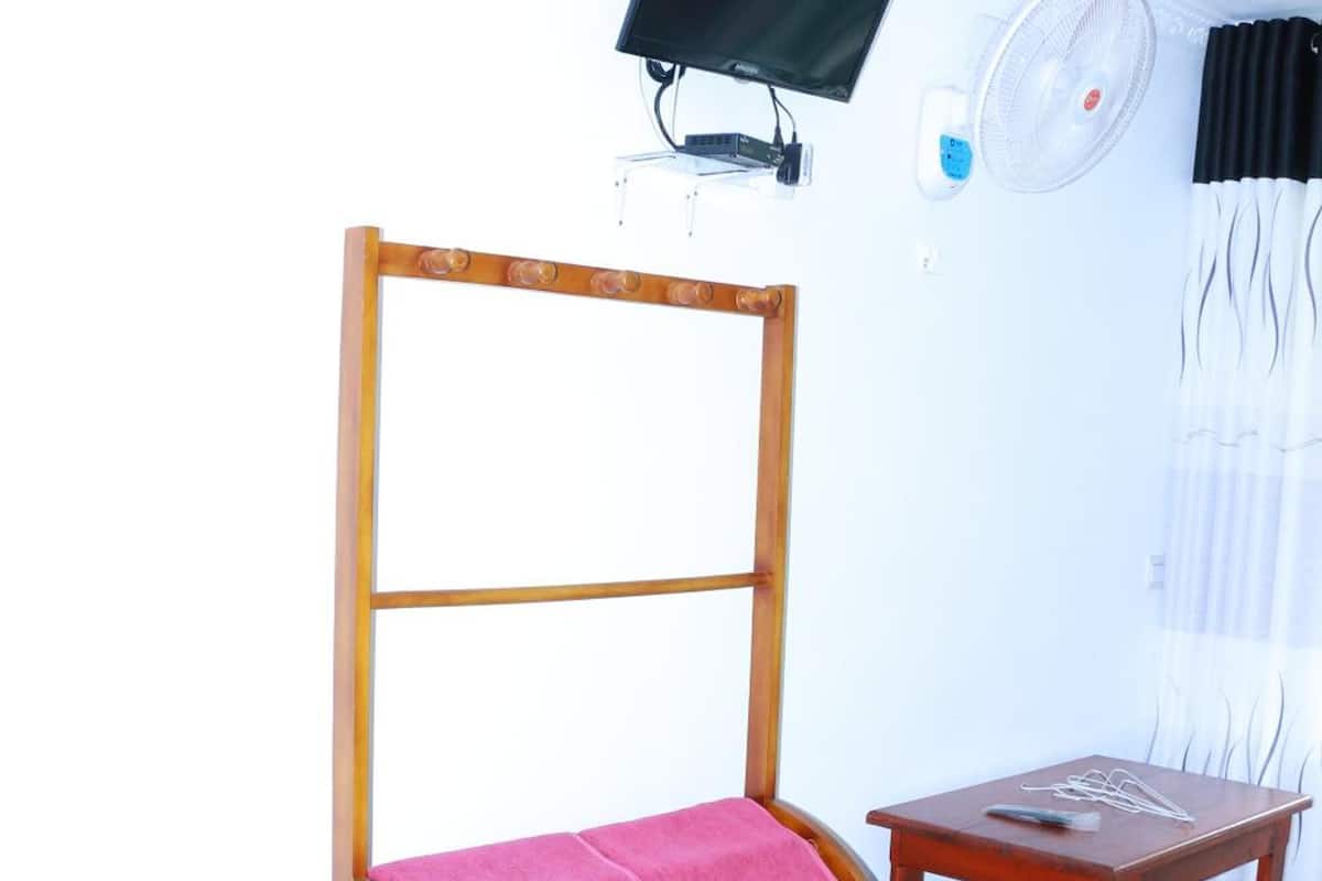 Minibar, caja fuerte, ropa de cama
