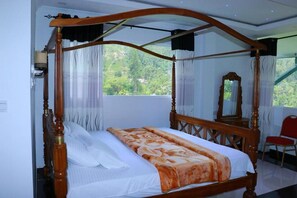 Minibar, in-room safe, bed sheets