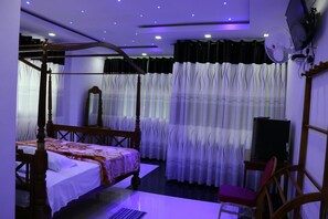 Minibar, in-room safe, bed sheets - River View Wathsala Inn (Nallathanniya)