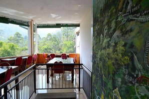 2 restaurants; breakfast, lunch, and dinner served - River View Wathsala Inn (Nallathanniya)